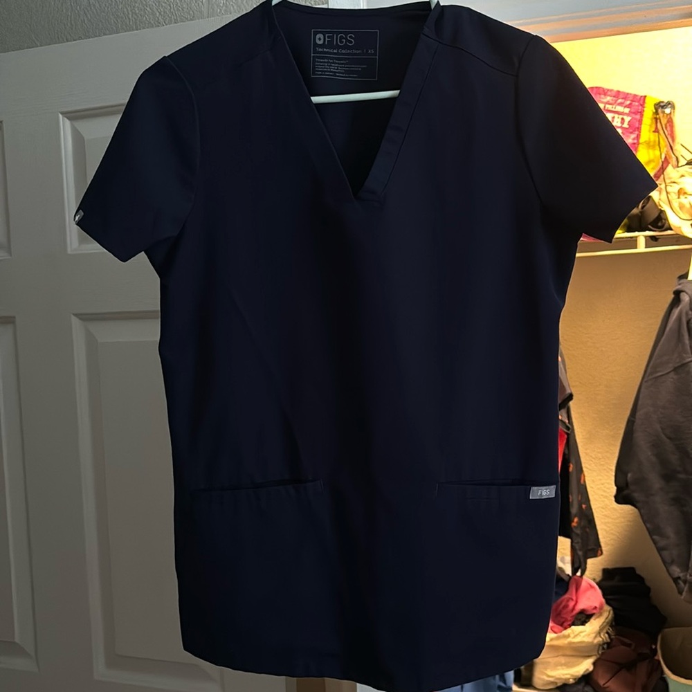 Figs Casma three pocket scrub top in navy blue